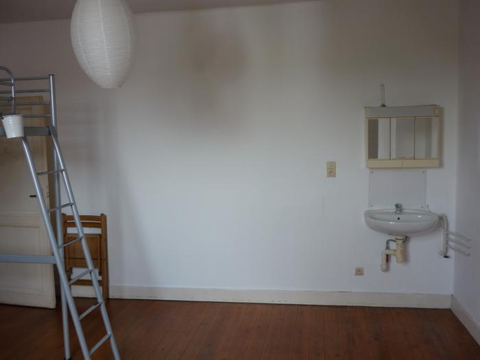 Grande chambre avec évier