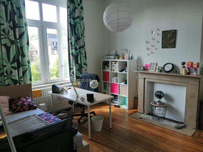 Chambre avec espace de vie avec évier dans la chambre
