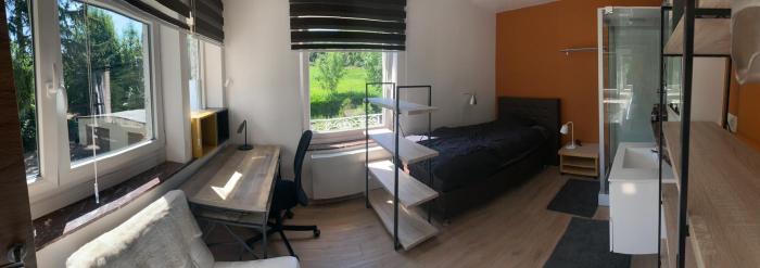 Etage: bureau, lit et salle de bain de plain-pied