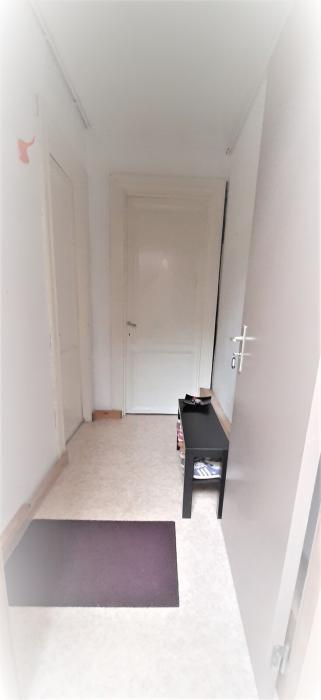 hall privé a g porte chbre dans le fond, porte vers sdb et cuisine