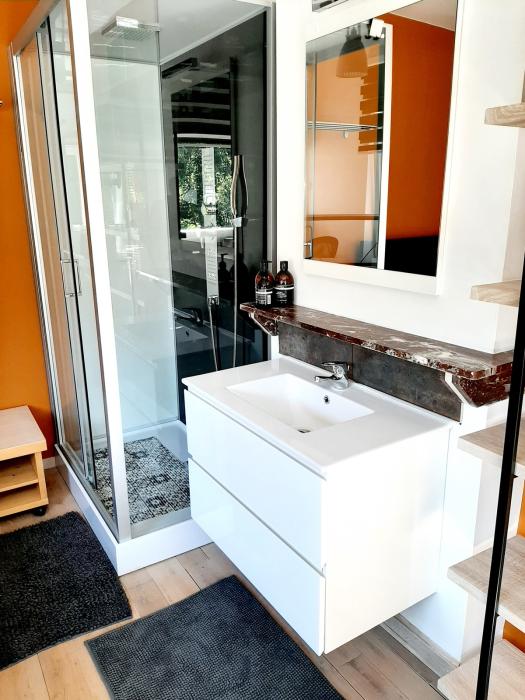 Salle de bain (boiler eau chaude privé, sèche-cheveux)