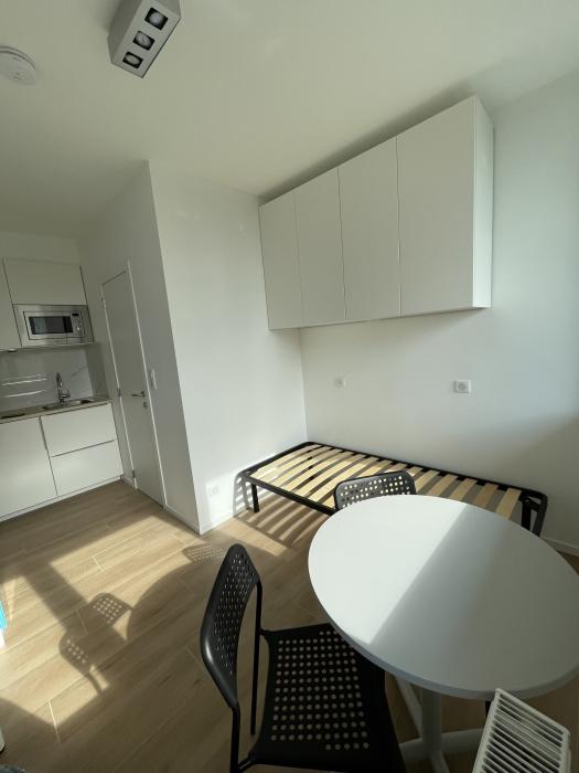 Chambre avec kitchenette privée (Micro-onde, frigo, taque de cuisson avec hotte, évier avec égouttoir amovible)