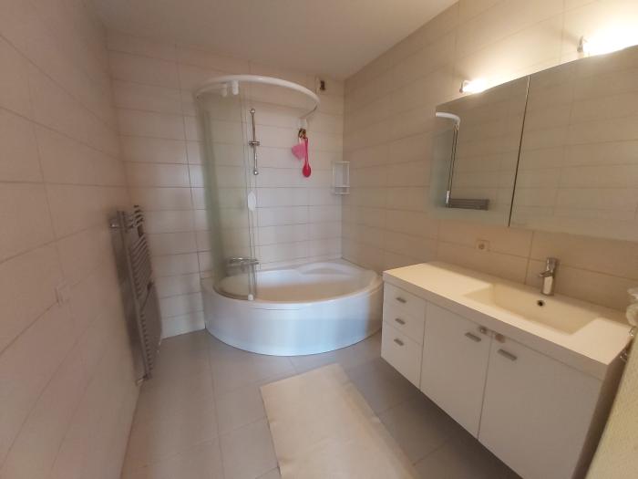 Salle de douche commune