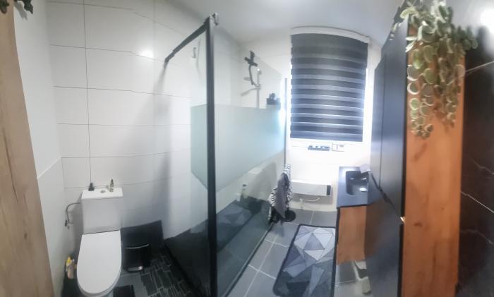 SDB plus wc/ Bathroom with wc