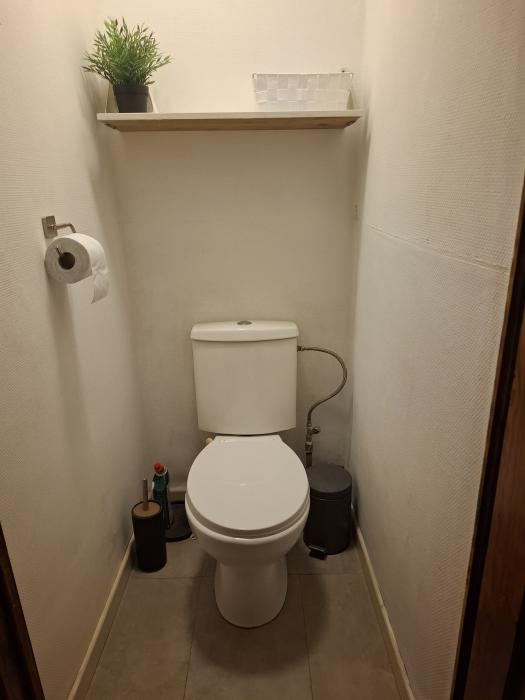 WC  privé,  réservé au kot