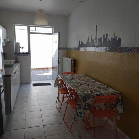Cuisine donnant sur la cour