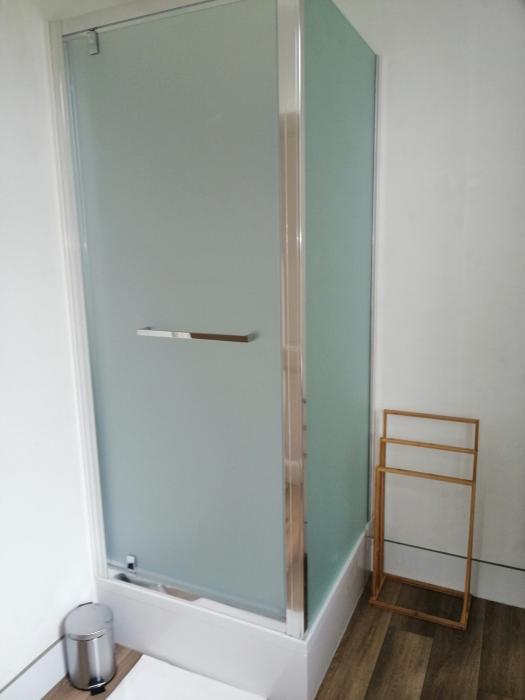 espace douche et évier il