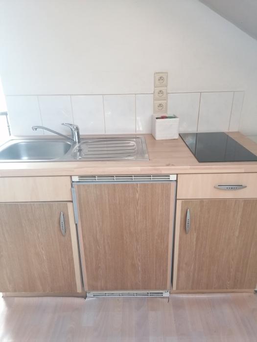 Cuisine: frigo table, petit congélateur, four micro onde, taque vitrocéramique, vaisselle et casseroles