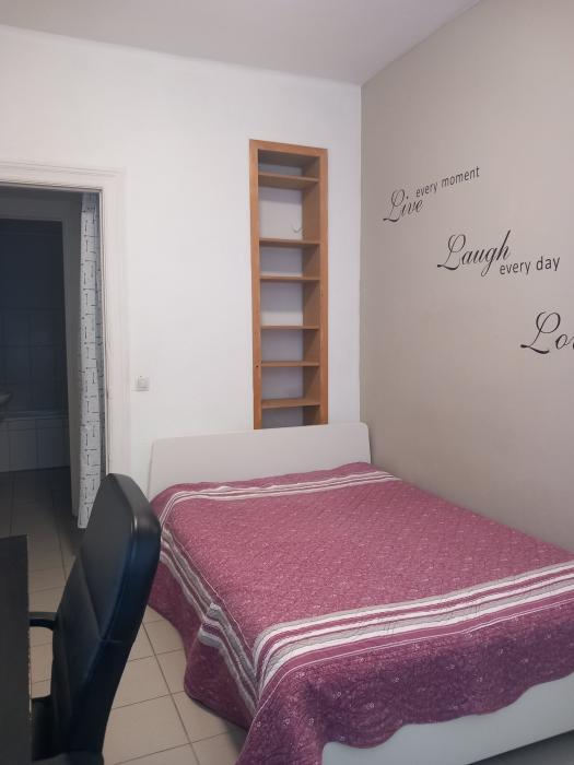 Chambre (2eme étage ) dans appartement 3 personnes
395 Eur + 65 Eur FORFAIT charges (Erasmus - 5 mois => supplément 70 Eur )