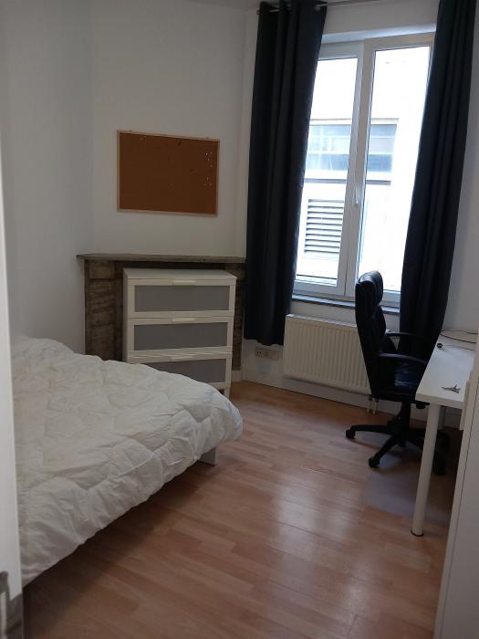 Chambre 4eme étage dans appartement pour 3 étudiants
395 Eur + 65 Eur charges= 460 Eur (Supplément Erasmus 70 Eur => 530 Eur )
