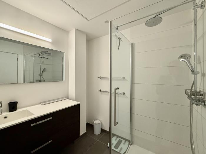 Salle de bain avec douche