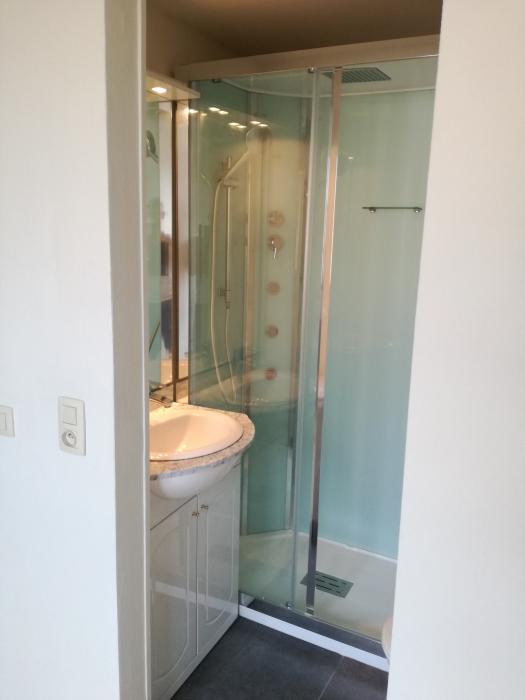 salle de bain avec wc