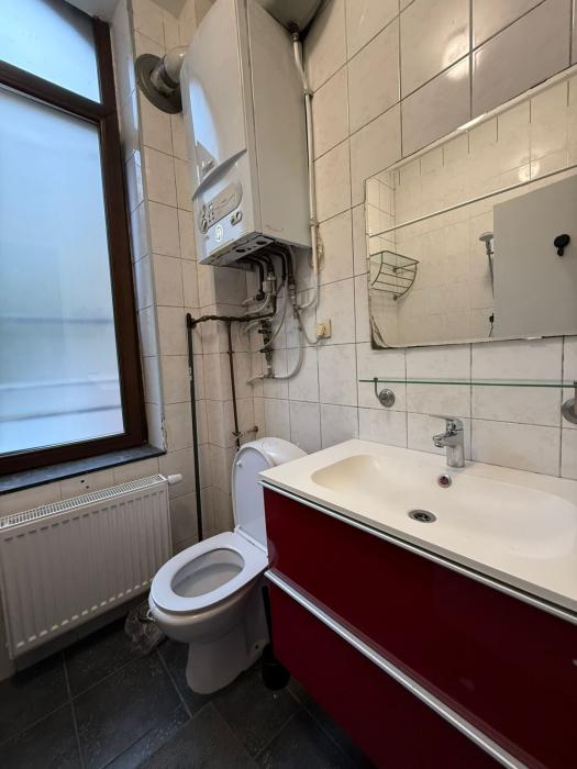 Restroom (bathtub on the right