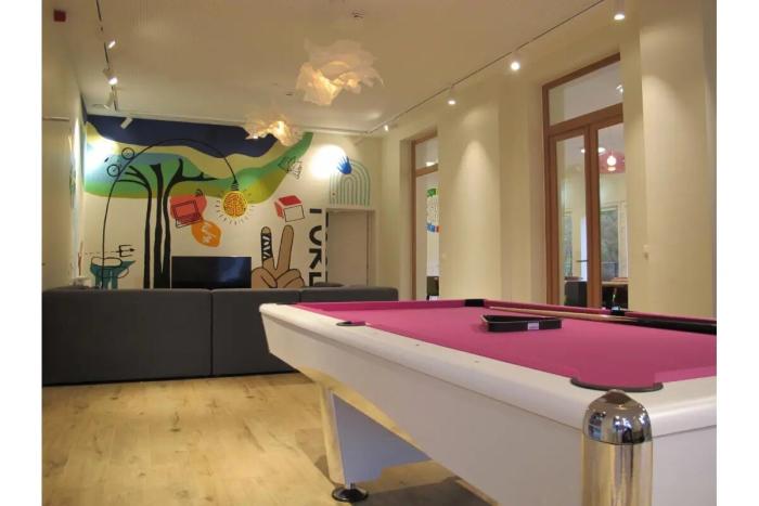 Salon lounge