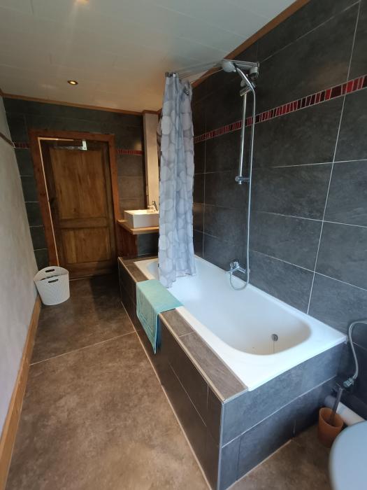 Salle de bain partagée des 2 grandes chambres