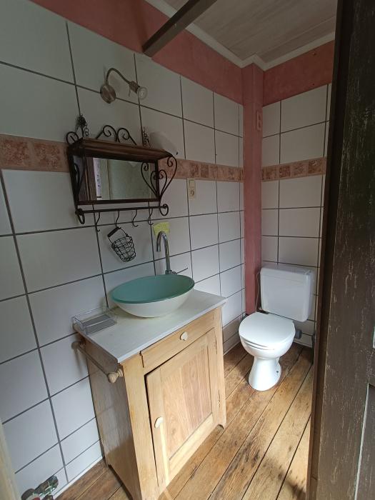 Salle de douche, WC, lavabo privée pour la chambre moyenne