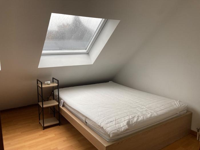 Lit double et table de nuit