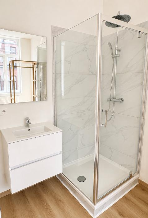 Salle de douche privée avec large tête de douche