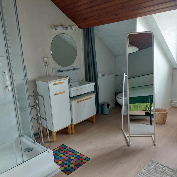 chambre coin douche, lavabo,WC