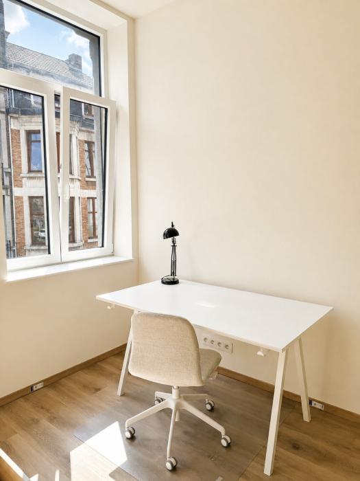 Bureau (140 x 80 ) installé dans une chambre
