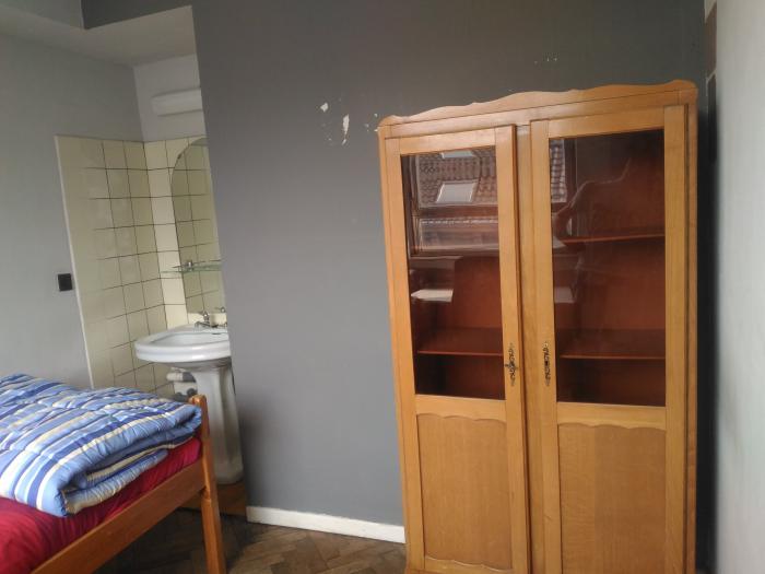 La chambre avec lavabo bis
