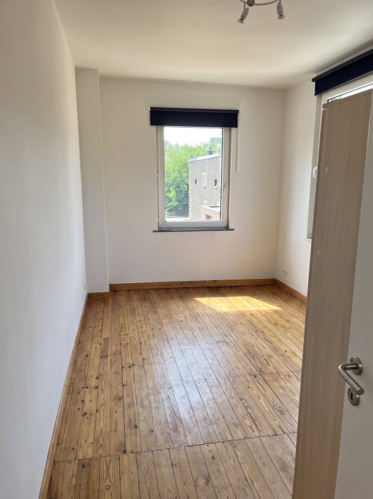 Chambre 13 m2. Lumineuse 2ème étage.