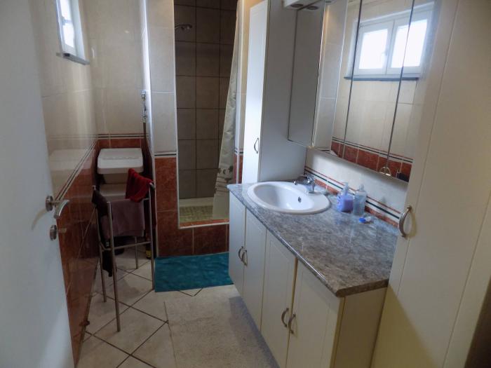Salle de bains avec douche