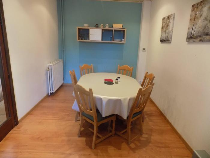 Salle à manger avec table et 6