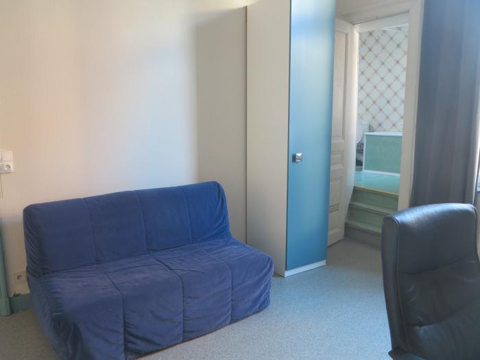 1er étage chambre avec divan-lit et garde robe