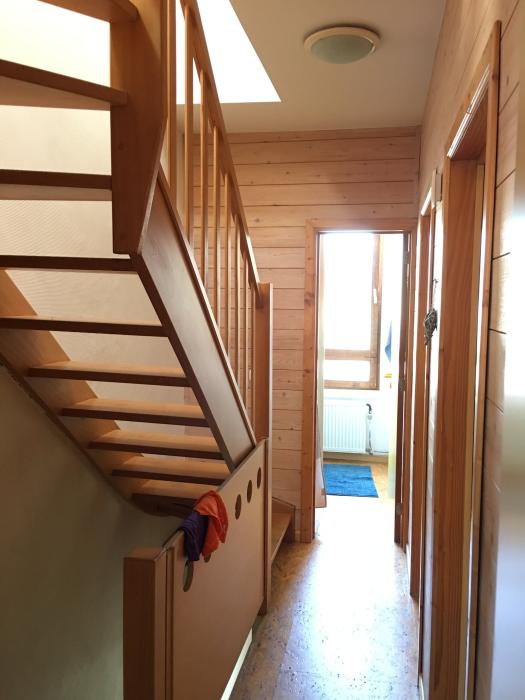 Le couloir, qui relie la salle de bain, le wc et les deux chambres