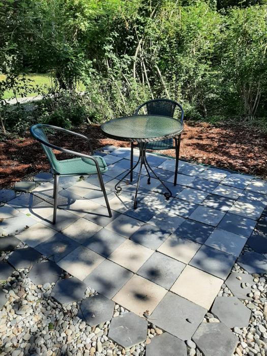 Petit  jardin privé avec mobilier + aire de parking privé