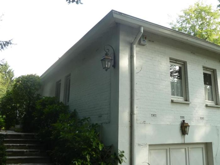 Vue&#x20;du&#x20;coin&#x20;de&#x20;la&#x20;villa&#x20;qui&#x20;vous&#x20;est&#x20;r&#x00E9;serv&#x00E9;.&#x20;Porte&#x20;et&#x20;fen&#x00EA;tre&#x20;bureau&#x20;&#x00E0;&#x20;gauche,&#x20;deux&#x20;fen&#x00EA;tres&#x20;de&#x20;la&#x20;cuisine&#x2F;salle&#x20;d&#x27;eaux&#x20;&#x00E0;&#x20;droite&#x20;au&#x20;dessus&#x20;du&#x20;garage.