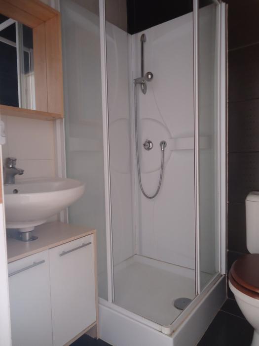 pièce d'eau et toilettes