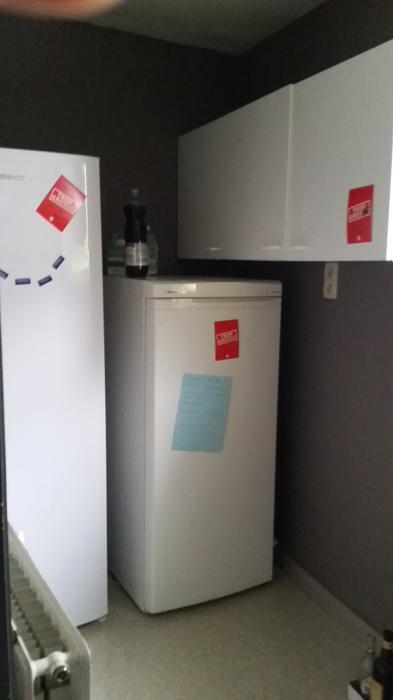 Local avec grand frigo et grand congélateur : tout le monde y a sa place.